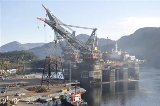 Heavy-lift operation involving an offshore structure